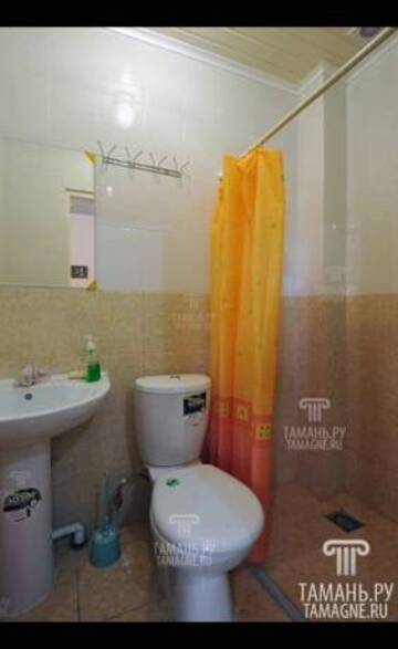 Фото номера Трехместный номер Делюкс Гостиница Viktoria Guest House г. Голубицкая 2
