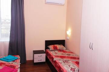 Фото номера Стандартный трехместный номер Гостиница Guest House Leto г. Голубицкая 4